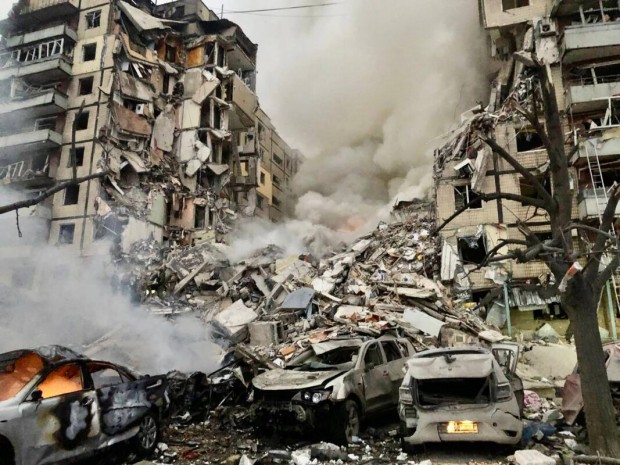 В Днепър под развалините на многоетажна сграда където вчера удари