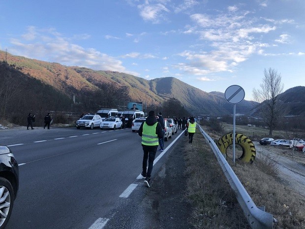 Протестът от пътен възел "Зелен дол" се премести на главен път Е-79