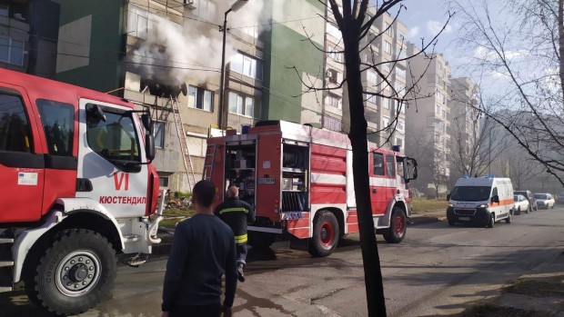 Ликвидиран е пожарът в жилищен блок в Кюстендил