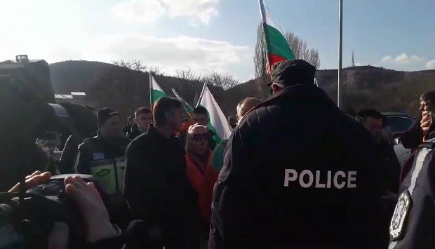 </TD
>Жители на пет благоевградски села излязоха на протест при пътен
