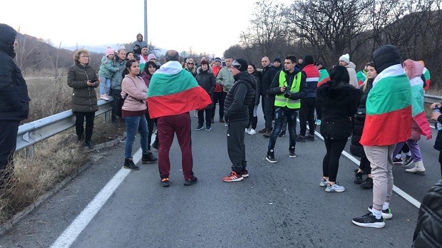 Приключи протестът за Покровнишкия мост за днес  Протестиращите се отправят към