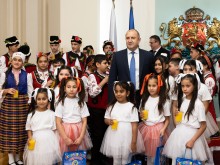 Деца от Сливен гостуваха на президента Румен Радев по повод ромската Нова година