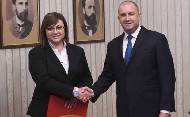Президентът обяви днес че ще връчи третия мандат на Българската