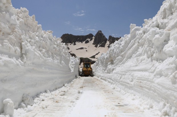 Снеговалежи блокираха над сто пътища в Източна Турция
