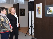Художникът Ивайло Цветков представи изложба с карикатури по повод Алековите празници в Свищов