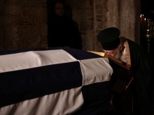 Погребват Константинос II в тесен кръг и при засилени мерки за сигурност