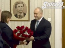 Радев посрещна Нинова с букет червени рози, тя го почерпи с бонбони "Мерси"