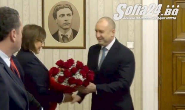 Румен Радев посрещна с букет червени рози и бонбони Мерси