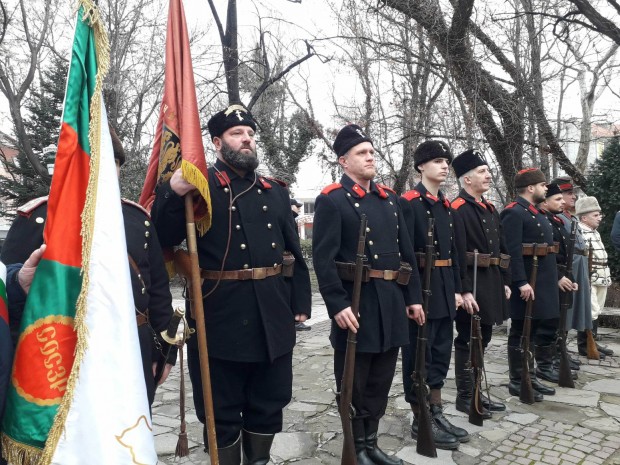 </TD
>С военен церемониал в Дондуковата градина пред паметника на капитан