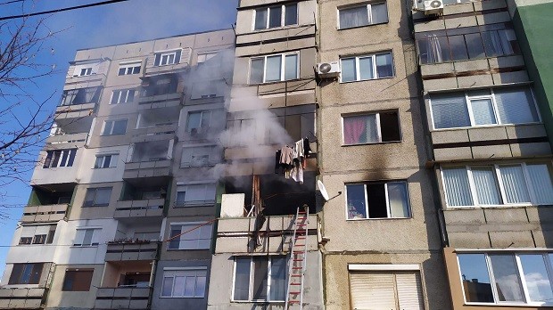Изясняват се причините за пожара в апартамент в Кюстендил