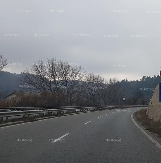 Паднали камъни затрудняват движението по път Смолян-Средногорци