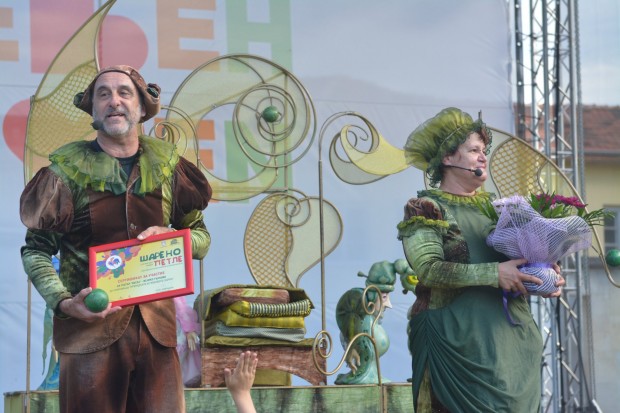 В десет фестивала участва куклен театър "Весел" през 2022-а