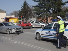 Три автомобила се помляха във верижна катастрофа на "Брезовско шосе"