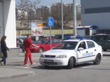 Патрулка паркира на място за инвалиди при наличие на свободен паркинг