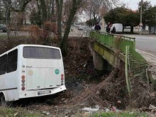 Жена пострада при инцидент с автобус в сливенско село, на шофьора му прилошало