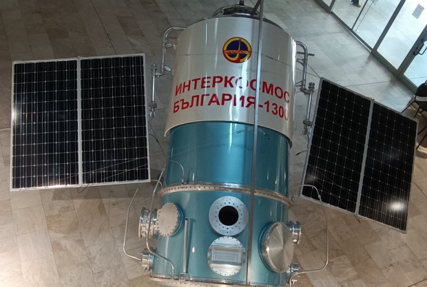 Експонираха копие на космически спътник във фоайето на Община Стара Загора