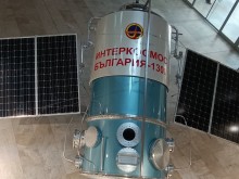 Експонираха копие на космически спътник във фоайето на Община Стара Загора