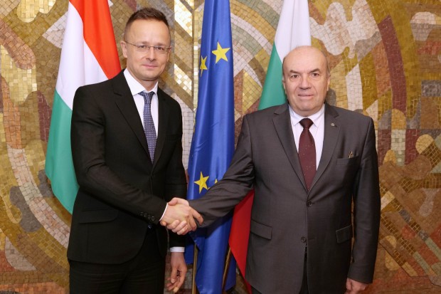 България получи подкрепа от унгарския външен министър Петер Сиярто