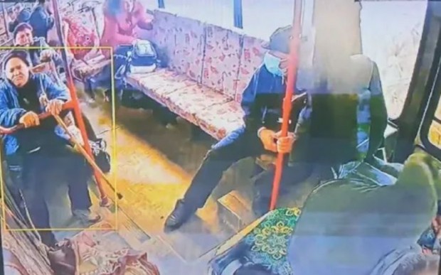 Пътнически автобус със седем пътници падна от мост в сливенското