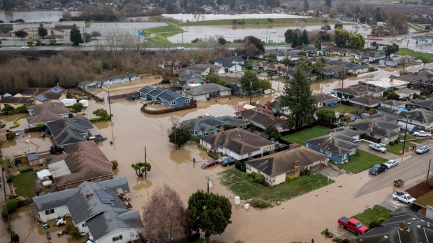 Броят на жертвите на наводнения и бури в американския щат