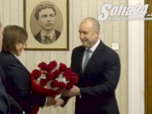 Допустими ли са по протокол цветята и бонбоните между Радев и Нинова?