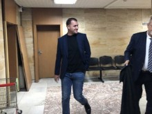 Видео показа как Батаклиев подава на полицай папка с документи и 30 лв. вътре