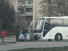 Катастрофа затруднява движението на кръстовище в район "Южен" в Пловдив