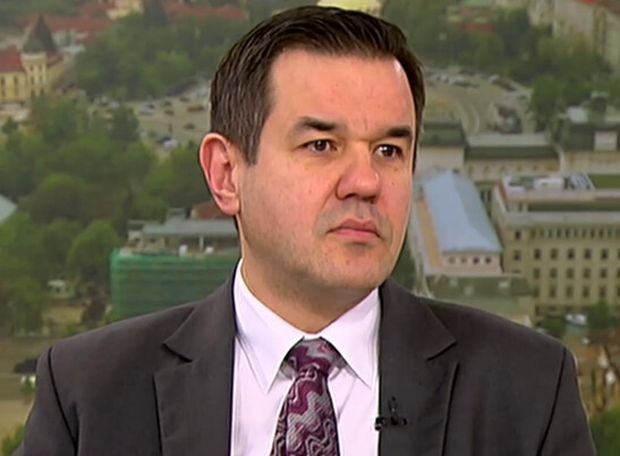 Министър Стоянов: Решението за предоставяне на ваучери за транспорт остави много въпросителни