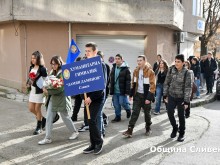 Кметът Стефан Радев и ученици от хуманитарната гимназия в Сливен поднесоха цветя пред паметната плоча на Дамян Дамянов