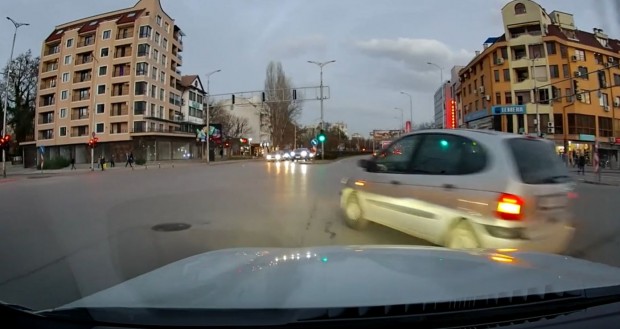 TD Читател на Plovdiv24 bg онагледи с видео нарушение на пътя на