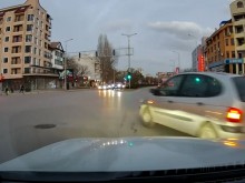 Видеорегистратор засне опасна маневра на кръстовище в Пловдив