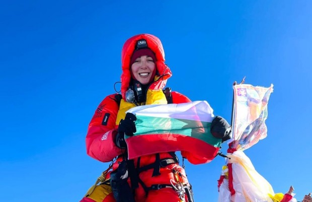 Силвия Аздреева е втората българка покорила най високия връх Еверест Това се