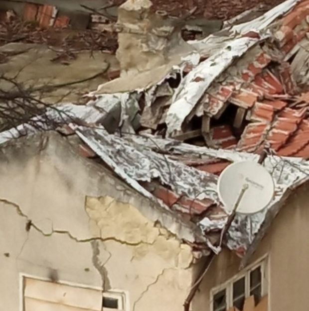 За потенциално опасна сграда във Варна съобщи във фейсбук Живко