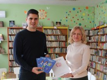 Автор на детска книга получи първото свидетелство за дарение на врачанската библиотека за 2023 г.