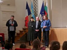 Вицепрезидентът към украински деца: Всяко дете заслужава спокойно детство