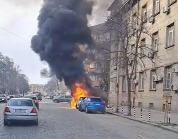 Както Sofia24.bg ви съобщи по-рано днес, автомобил се запали пред