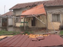 Жена е в болница след опит да поправи покрива си в най-силния вятър във Врачанско