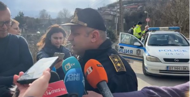 Двама са задържани, а други 28 се разпитват за телефонни измами в Търновско