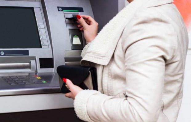 55 годишна жена изтеглила 400 лева от банкомат но забравила да прибере банкнотите след което й