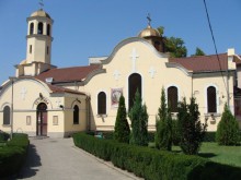 Раздават козунаци в църквата "Света Троица"