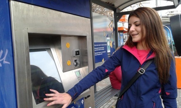 Подадоха сигнал в полицията във Варна заради вандализъм с машина за продажба на билети