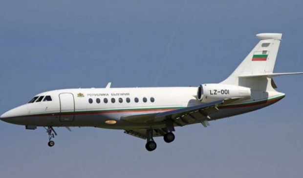 Правителственият самолет Фалкон с екип от ВМА на борда ще
