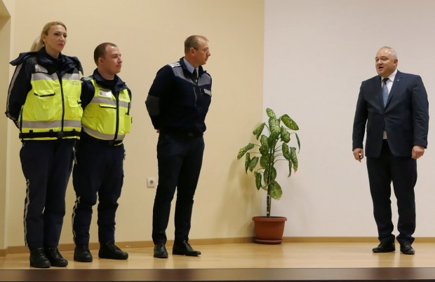 Наградиха с по 1200 лв. полицаите, отказали подкуп от 10 000 евро