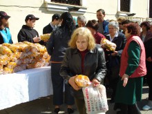 200 козунака раздадоха воеводи в двора на църква