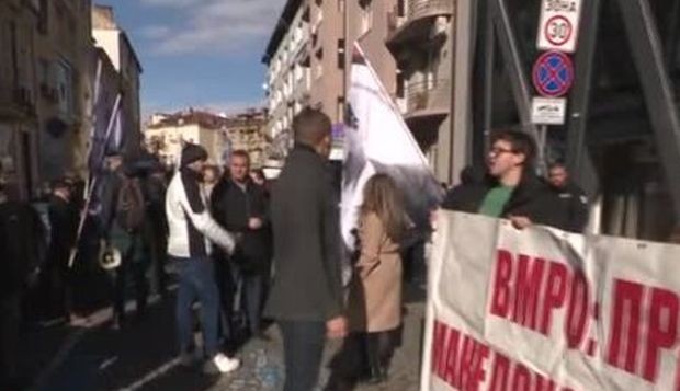 Протест пред ЕК в София в подкрепа на пребития Християн Пендиков