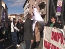 Протест пред ЕК в София в подкрепа на пребития Християн Пендиков