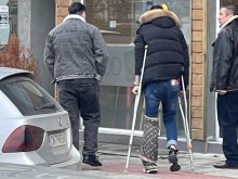 Риалити звезда с патерици в Пловдив, паркира червеното си "Бентли" пред кафене