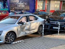 Сериозен удар между два автомобила в столицата