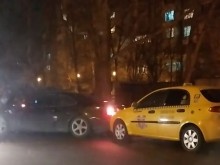 Нескопосана работа! Шофьорка се опита да паркира в Пловдив, чукна такси и избяга