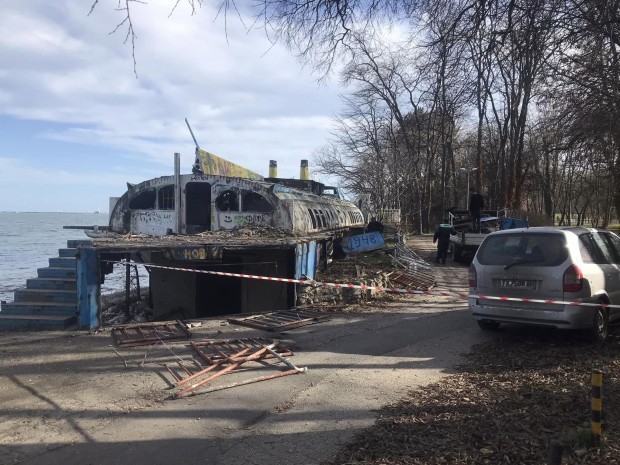 Днес трябва да започне премахването на "Кометата" от парк "Аспарухово" във Варна